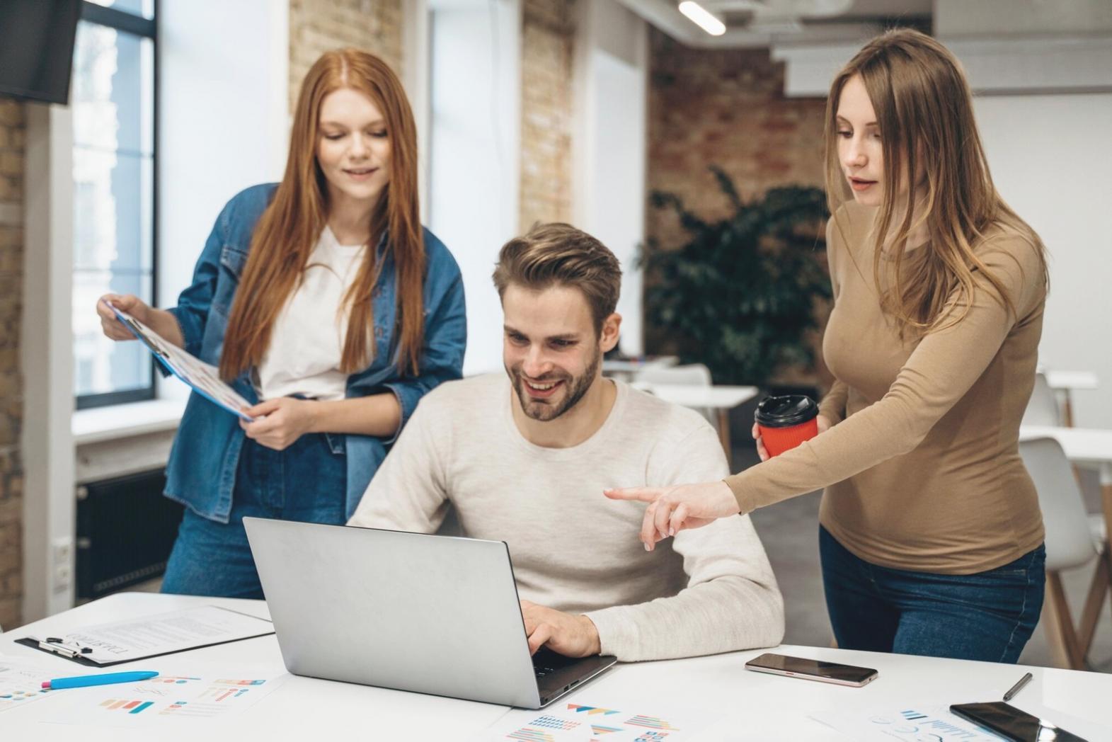 Profesional revisando documentos de negociación presupuestaria