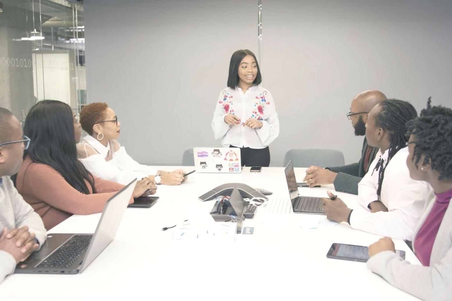 Ambiente de trabajo colaborativo durante sesión formativa del programa