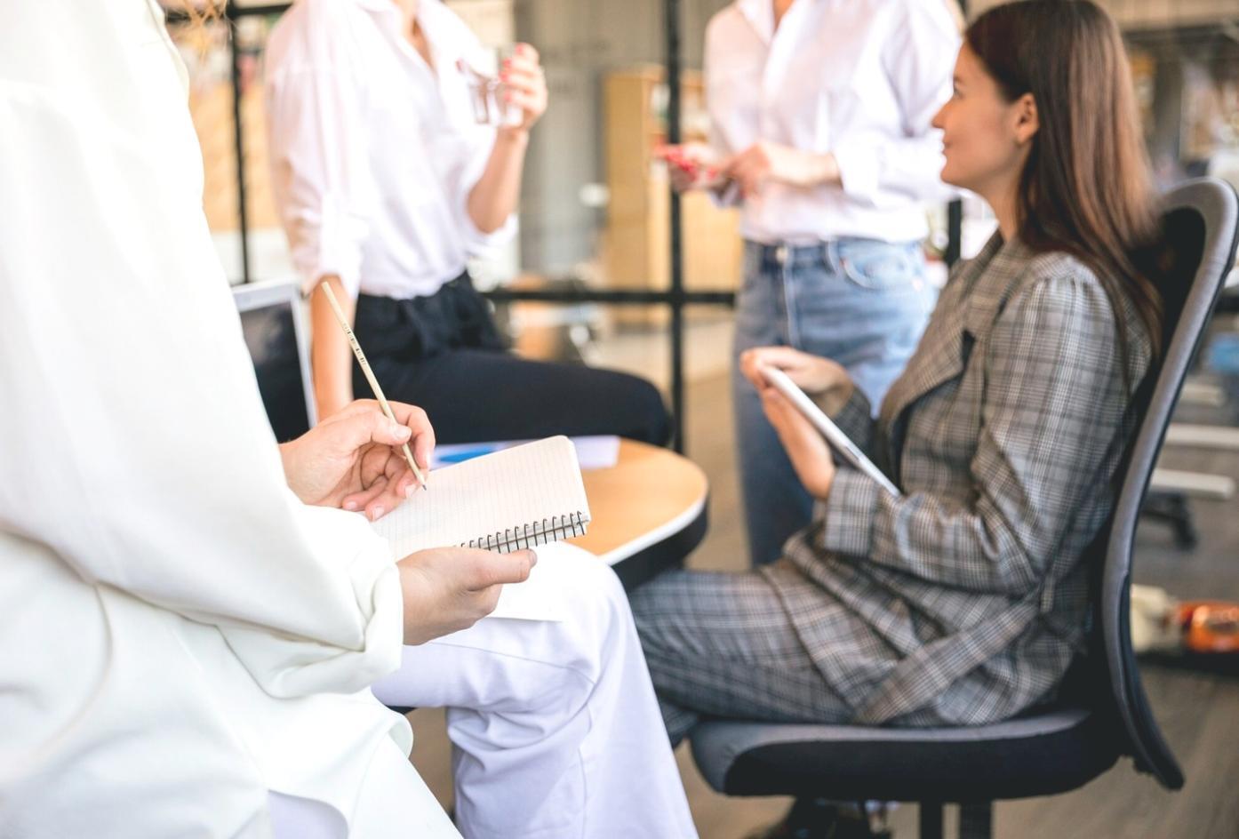 Profesionales analizando presupuestos y estrategias de negociación financiera
